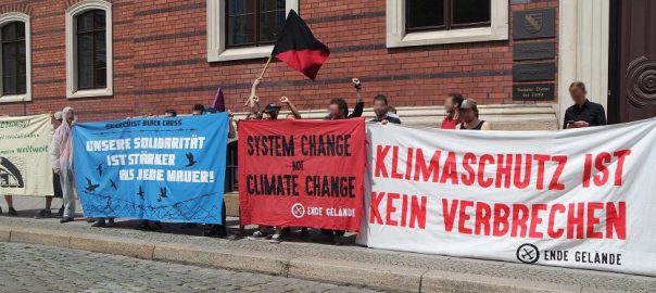Verschiedene Banner vor dem Amtsgericht Goerlitz