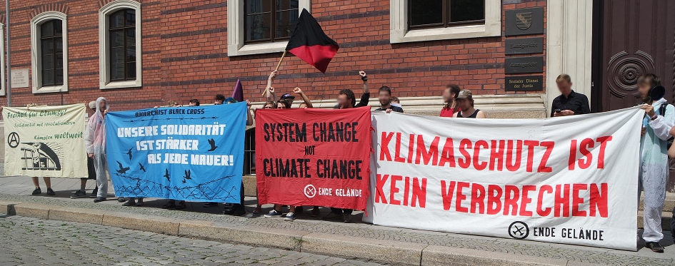 Verschiedene Banner vor dem Amtsgericht Goerlitz