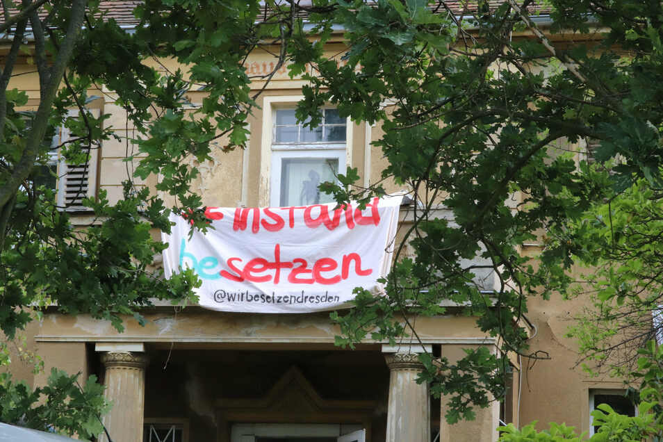 Transpi am besetzten Haus am Basteiplatz