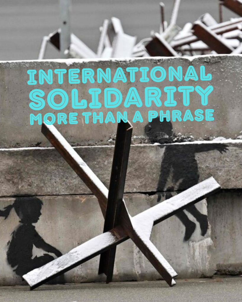 Street art von banksy in Kiyw auf dem Maidan. Panzersperre die als Wippe funtioniert auf der zwei Kinder sitzen